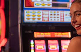 mmk44 Live Casino ကစားသမား မိုဘိုင်း APP ဖြင့် Dragon Tiger ကစားနေသောမြင်ကွင်း